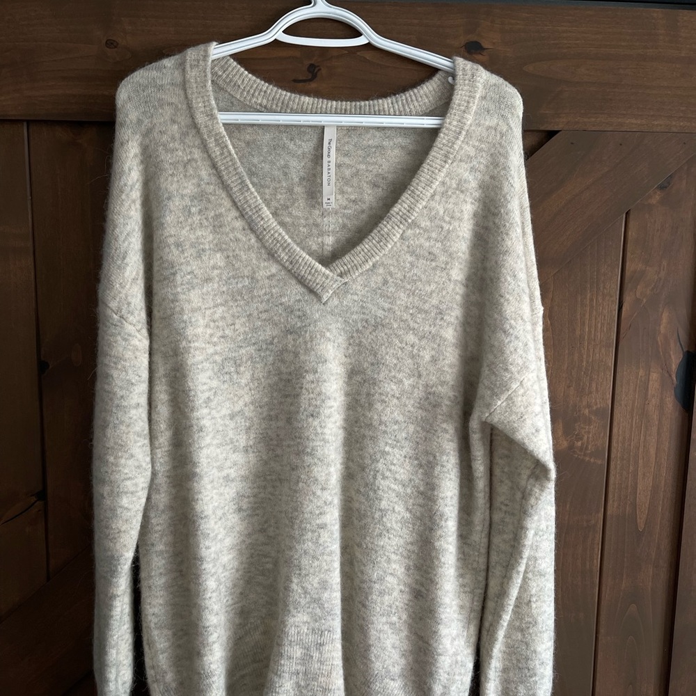 Lite grey v beck sweater